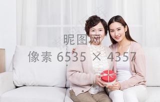 女儿送给妈妈礼物素材图片