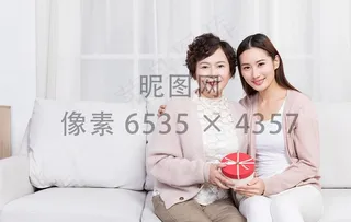 女儿送给妈妈礼物素材图片