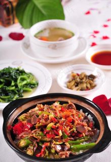 剁椒鸡杂煲仔饭图片