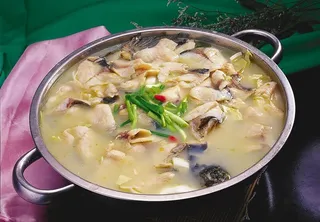 锅仔酸菜鱼图片