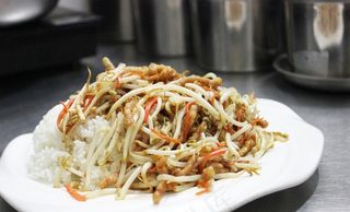 豆芽炒肉盖饭图片
