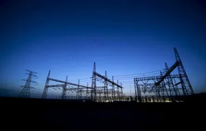 黑夜中的变电站图片