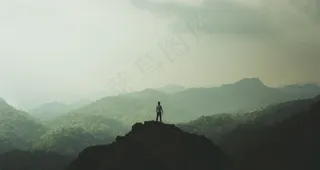 远山山顶人图片