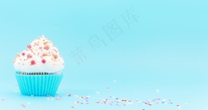 蓝色背景下的小蛋糕图片