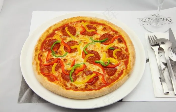 意式腊肉肠披萨图片