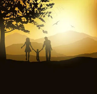 夕阳下父亲节一家人背影图片