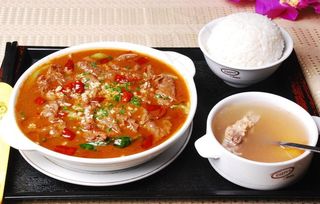 水煮牛肉饭图片