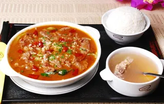 水煮牛肉饭图片