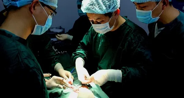 手术灯下的专注图片