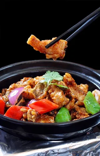 热酱香鱼头煲图片