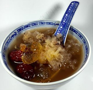 红枣银耳桃胶糖水图片