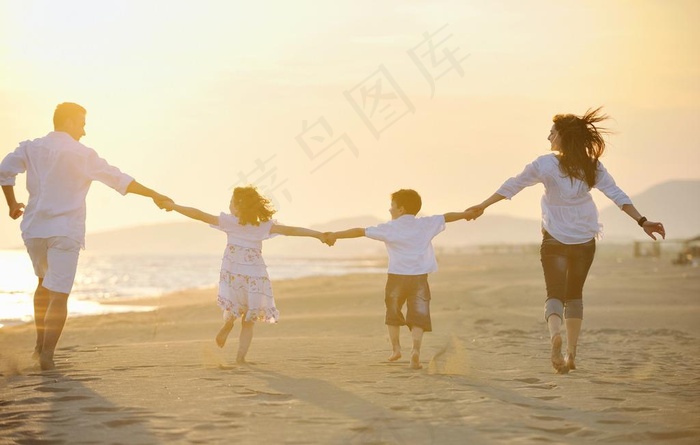海边一家人图片