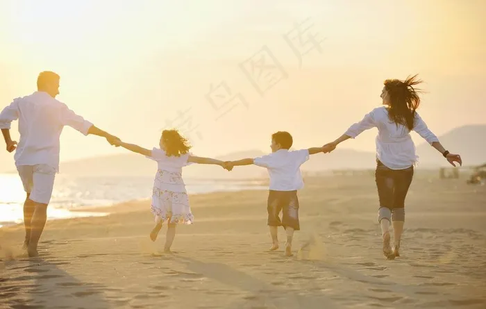 海边一家人图片