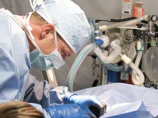 手术室手术台医护图片