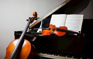 提琴钢琴与五线谱特写摄影图片
