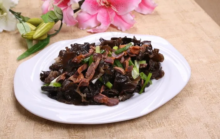 木耳拌鸡胗图片