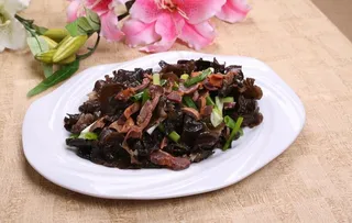 木耳拌鸡胗图片