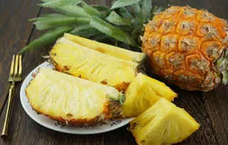 菠萝凤梨切块沙拉图片