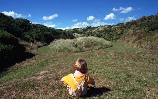 草地上的小孩图片