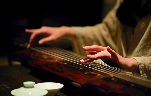 美女弹古筝图片