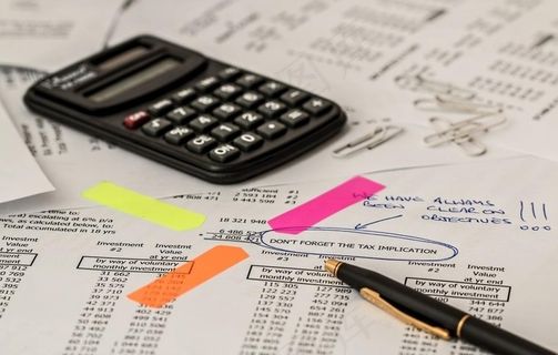 计算器钢笔和金融报表图片