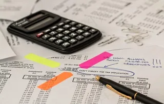 计算器钢笔和金融报表图片