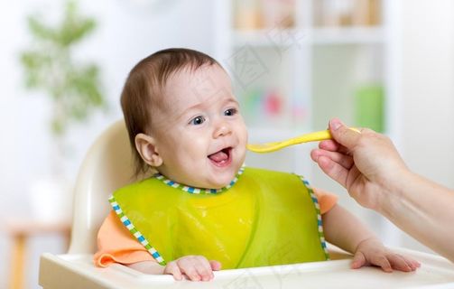 可爱的婴儿饮食图片