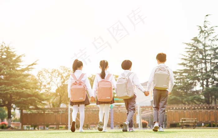 小学生放学图片