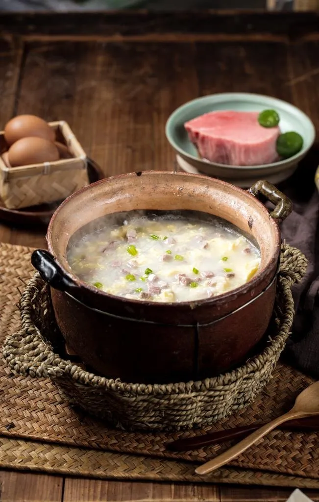 窝蛋牛肉粥图片
