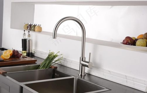 水龙头场景拍菜鸟图库片