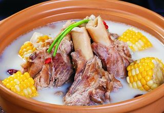 甜玉米骨头汤图片