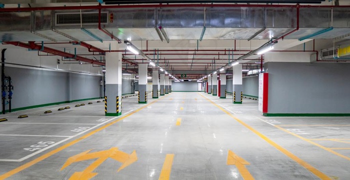 现代建筑地下车库实拍图片