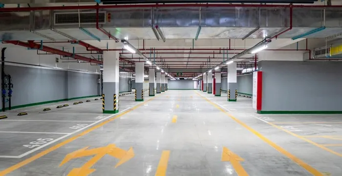 现代建筑地下车库实拍图片