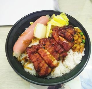 奥尔良鸡 扒饭图片