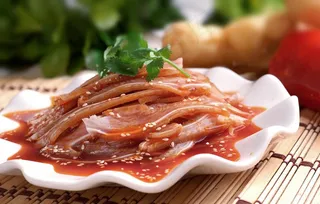 凉菜红油耳片图片