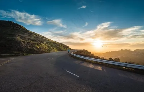 山路上晨跑的人图片 山路上晨跑的人图片