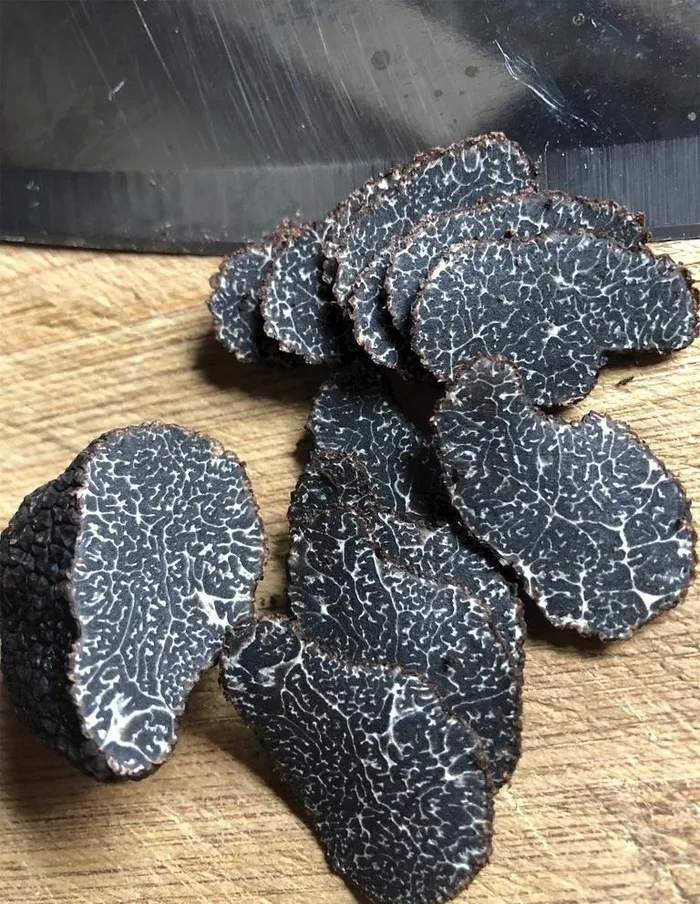 天然野生黑松露 切片图片