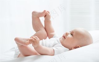 宝宝 手扳脚丫图片