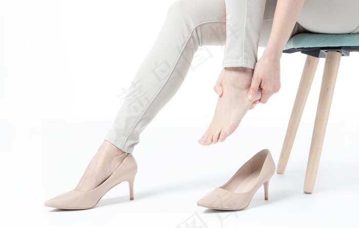 脚踝疼痛女性人物高跟鞋背景素材图片