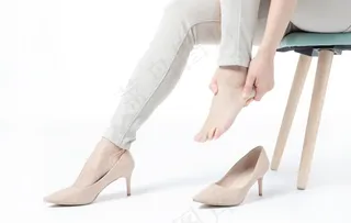 脚踝疼痛女性人物高跟鞋背景素材图片