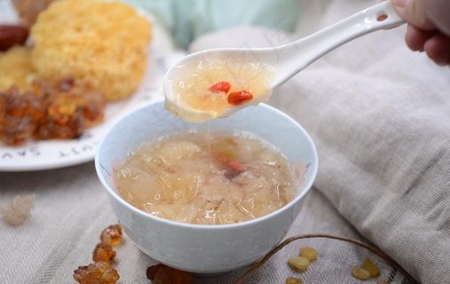 银耳雪燕桃胶炖皂角米图片