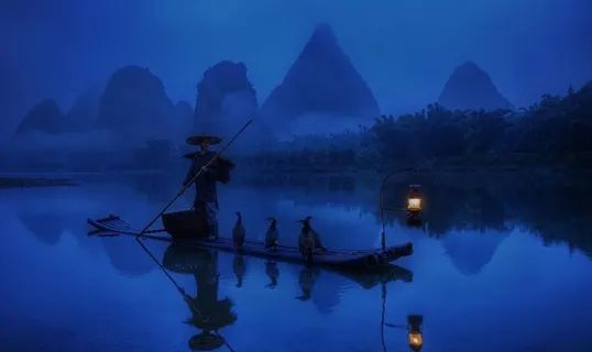 夜色下捕鱼的渔翁图片 夜色下捕鱼的渔翁图片