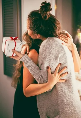 母女 母亲节 送礼物 拥抱图片