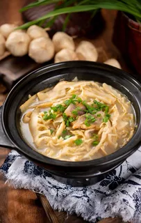 刀板香腌猪肉炖嫩笋图片