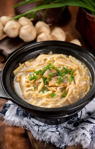 刀板香腌猪肉炖嫩笋图片