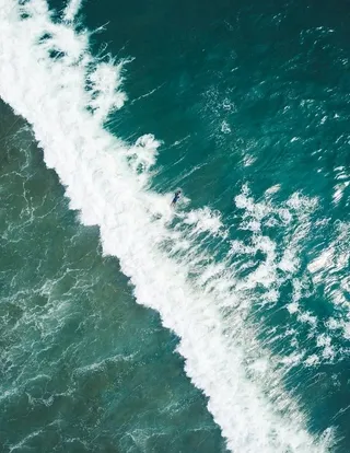 一条白色浪花图片