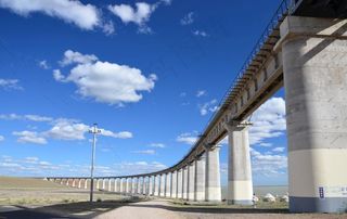 草原地标路桥图片