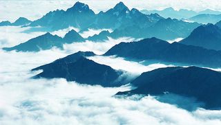 山峰云雾