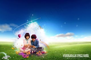 草地上玩耍的孩子