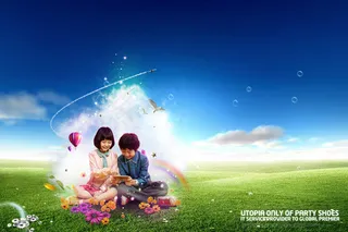 草地上玩耍的孩子